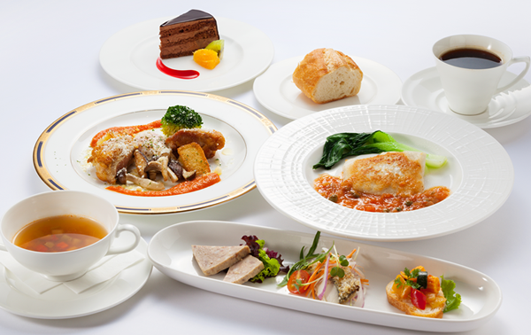 美しい庭園でゆったりと楽しめるお料理とスイーツ